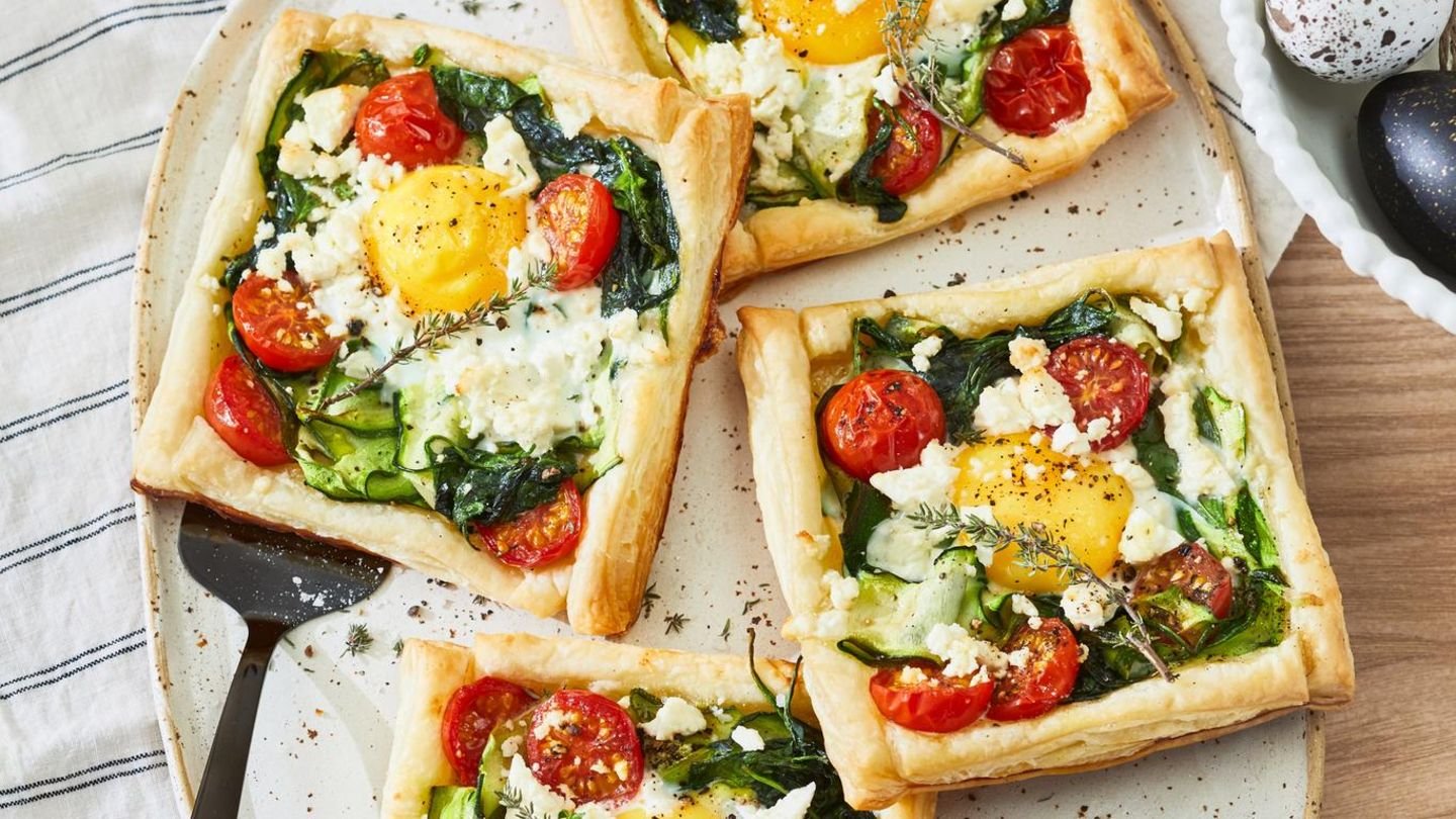 Gemüse-Tartelettes mit Ei und Feta