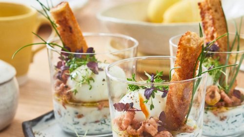 Eier im Glas mit Nordseekrabben
