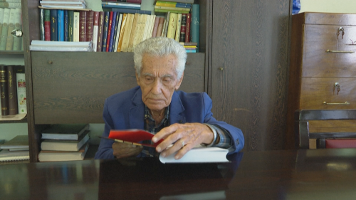 A 102 ans, le traducteur iranien de Montaigne et Flaubert distingué par la France - Livres Hebdo
