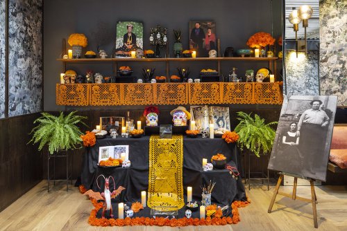 No te puedes perder el altar de muertos diseñado por Daniel Espinosa en el hotel TÓTEM Madrid.