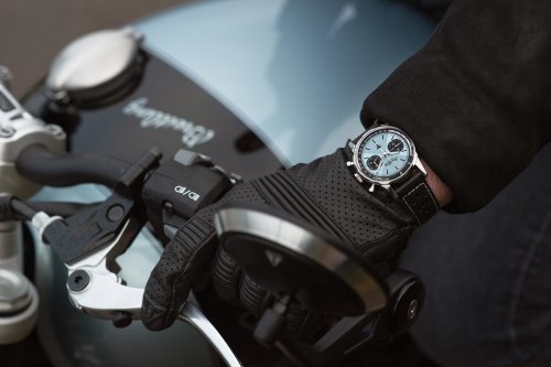 Triumph x Breitling: un reloj y una moticicleta en azul hielo.