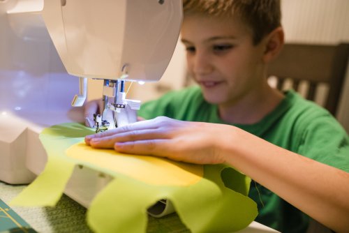 Ensinar a costurar favorece a paciência e o foco das crianças
