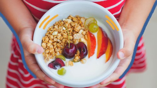 Café da manhã: receita de iogurte natural com frutas e granola