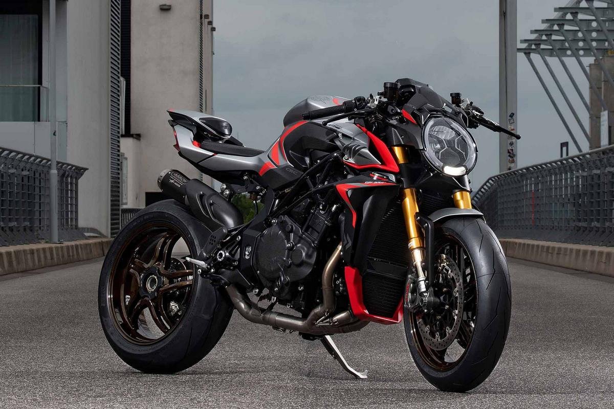 Laden with carbon fiber and delivering an output of 212 bhp – MV Agusta’s Brutale 1000 Nürburgring is ridiculously fast and fun to ride.