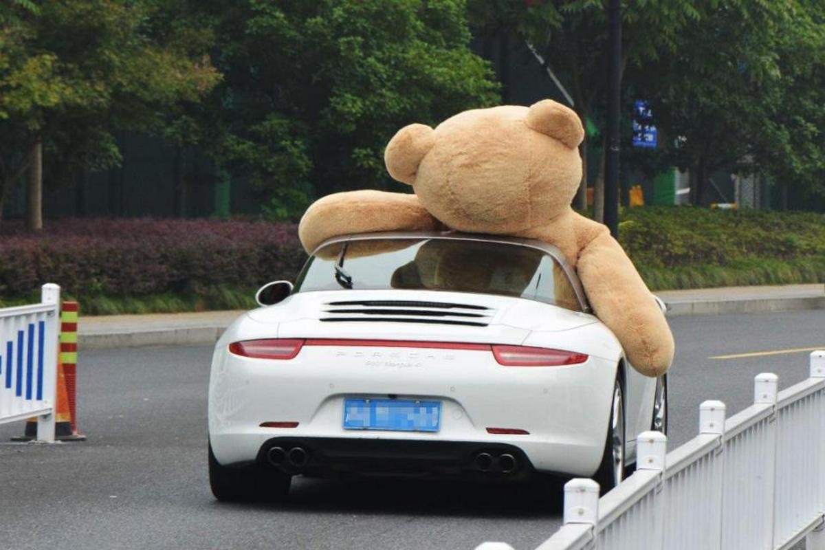 Man in China drives a $1500 teddy bear in his Porsche to impress a woman.... but alas - Luxurylaunches