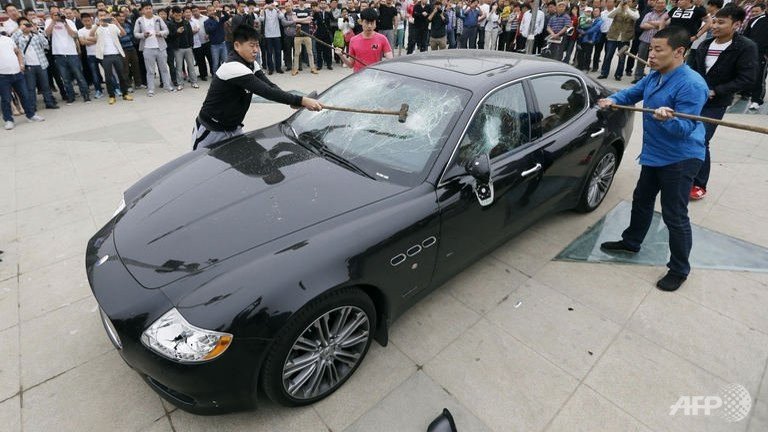 Chinese man smashes his $420,000 Maserati Quattroporte in protest of bad service - Luxurylaunches