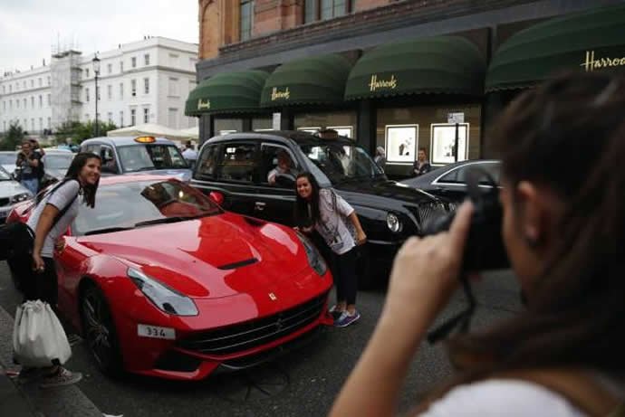 London’s supercar season kicks-off as Arab-owned machines fill Knightsbridge streets - Luxurylaunches