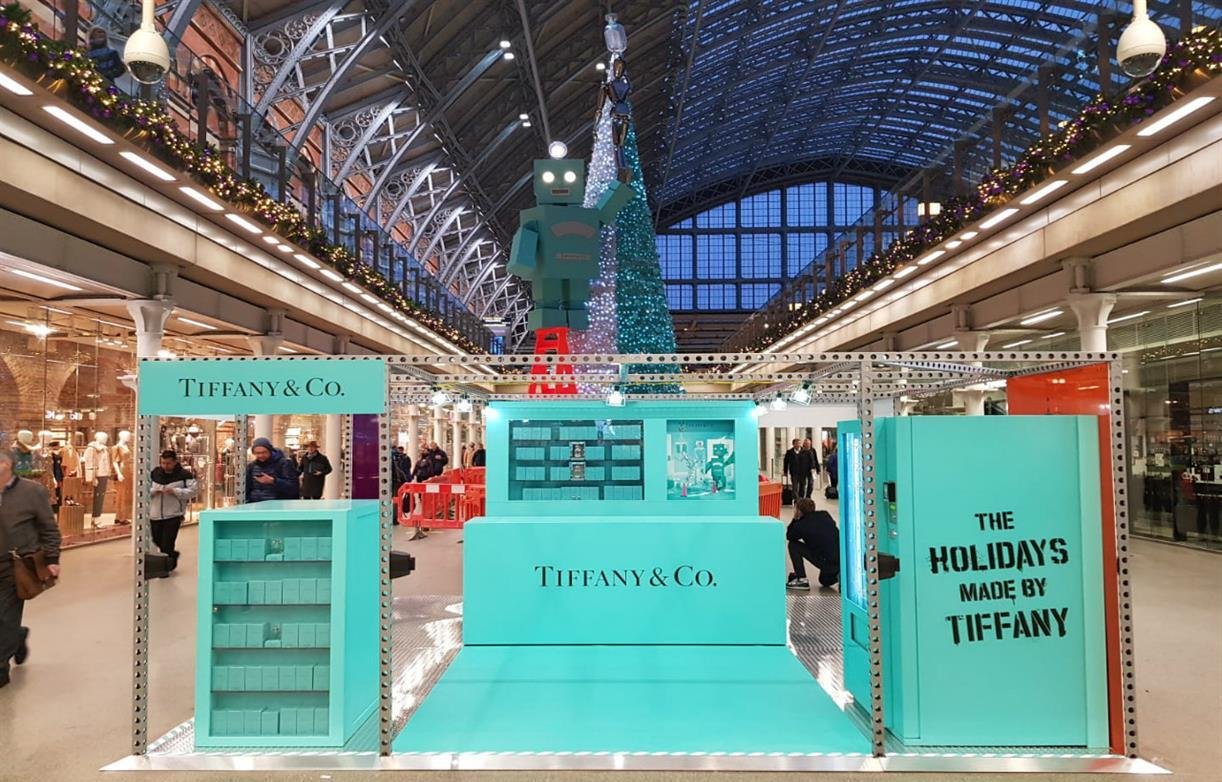 Tiffany & Co has set up a gorgeous 43 foot Christmas tree and it is scented
