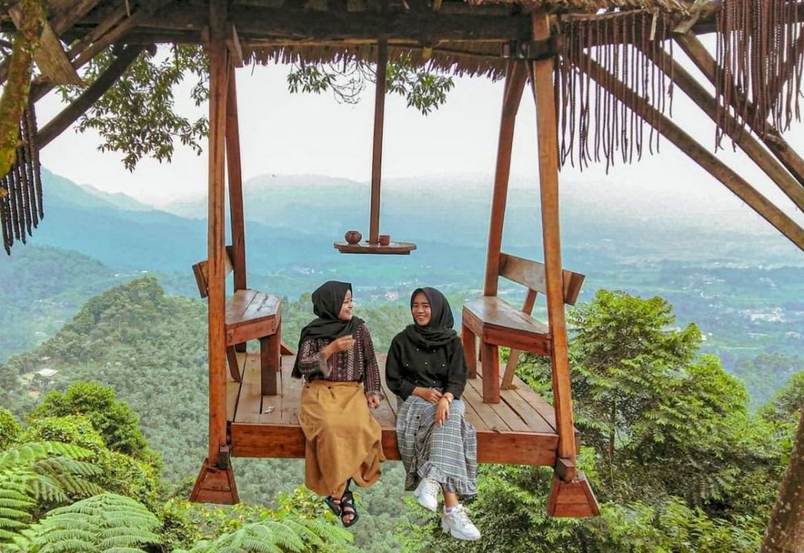 Look at this: Instagram-worthy Suspended Swing in Indonesia has us Excited