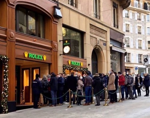 The owner of the world’s largest Rolex showroom has said that the notoriously long waiting lists for the iconic Swiss watch brand are finally shortening. However, the popular models still have thousands and thousands of buyers waiting.