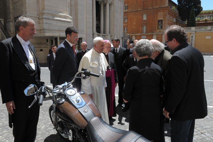 Harley Davidson Dyna Super Glide gifted to Pope Francis to be auctioned - Luxurylaunches
