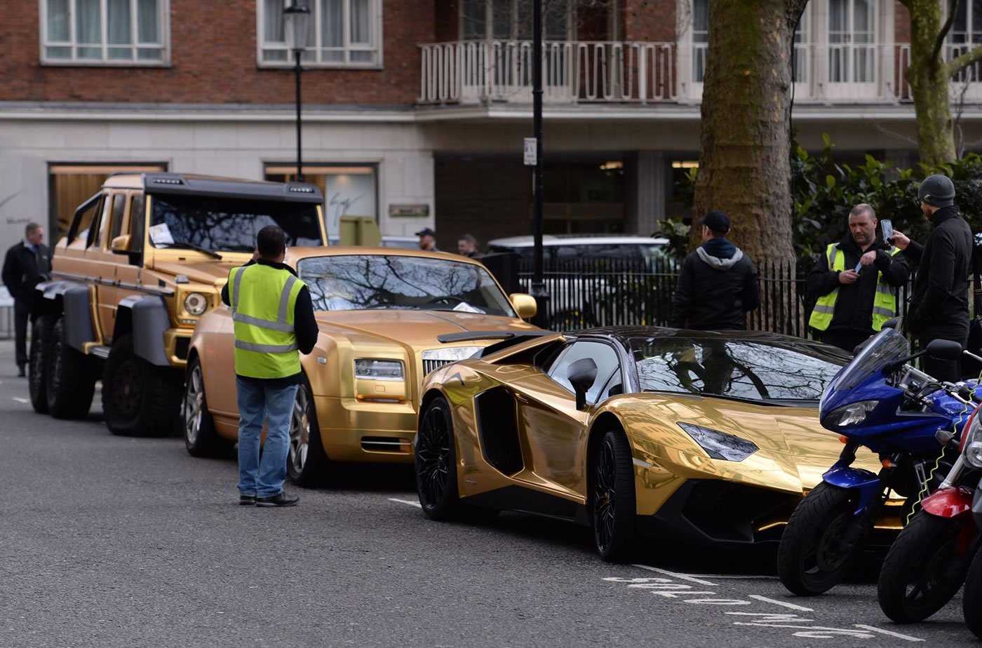 A Saudi who flew into UK with gold supercars walks away with parking tickets - Luxurylaunches