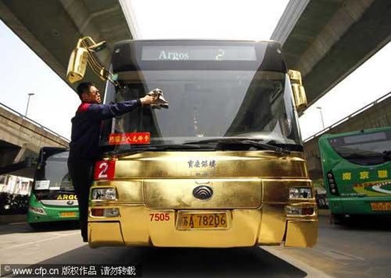 Gold-plated bus adds glamour to the roads of China - Luxurylaunches