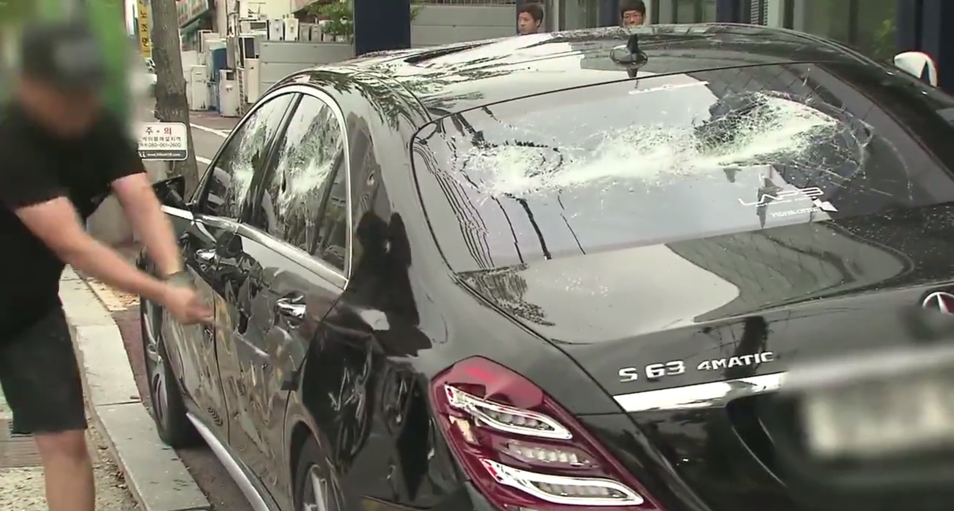 Video - Frustrated with poor service man destroys his $200k Mercedes S63 AMG with a golf club - Luxurylaunches