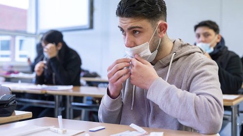 What to do as we walk into the pandemic's fifth wave - Macleans.ca