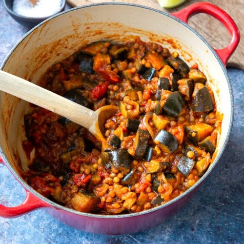 Auberginen-Eintopf mit Tomaten und Linsen