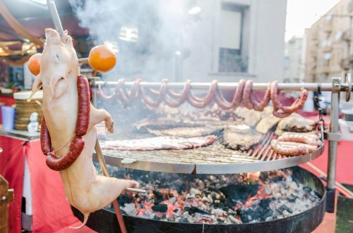 Veganerin verklagt Nachbarn, weil er Fleisch grillt. Das Echo geht viral!