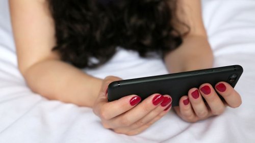 Frau guckt Porno auf ihrem Handy - dann fällt ihr etwas auf
