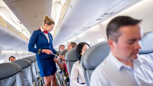 Mit DIESEN Codes verständigen sich Flugbegleiter:innen über Passagiere