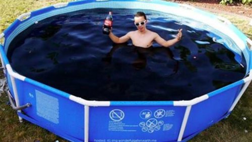 Mann badet in Pool aus Cola - dann wirft er Mentos hinein!