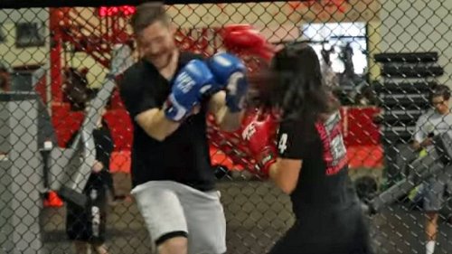 Autsch: 12-jähriges MMA-Mädchen verprügelt übermütigen Mann!