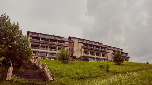 2 Mädchen besuchen verlassenes Spukhotel - bleiben 25 Jahre verschwunden