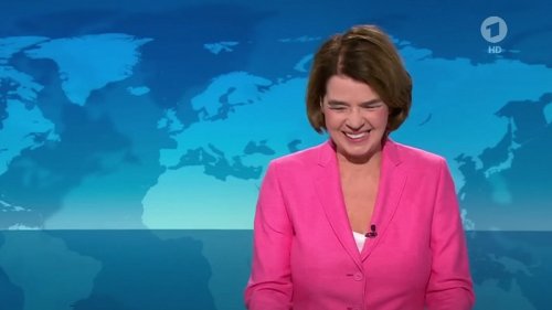 Während "Tagesschau": Sprecherin Susanne Daubner bekommt Lachanfall!