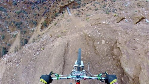 Mountainbiker versucht Backflip über 25-Meter-Abgrund
