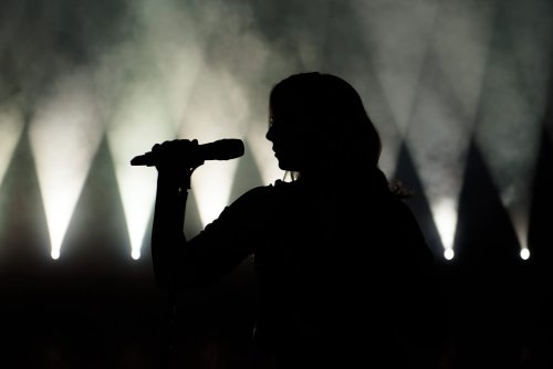Schock-Video: Rock-Sängerin uriniert Fan während Konzert ins Gesicht