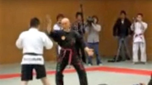 Energie-Meister versucht, MMA-Fighter ohne Berührung auszuknocken