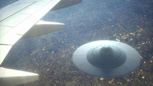 "Irgendwas ist gerade über uns geflogen" - Piloten sichten UFO
