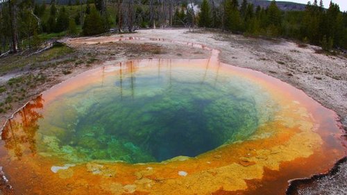 Mann badet in heißer Yellowstone-Quelle - löst sich in Säure auf!
