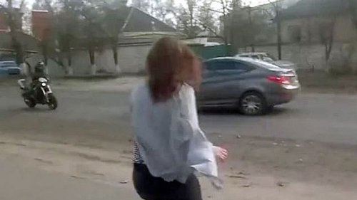 VIDEO: Mädchen twerkt am Straßenrand - verursacht Horror-Unfall!