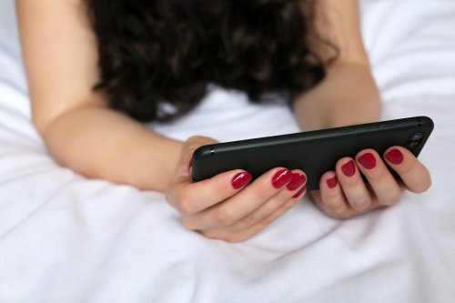 Frau guckt Porno auf ihrem Handy - dann fällt ihr etwas auf