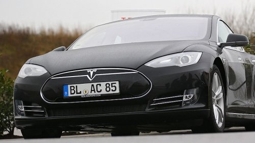 Betrunkener rast mit Tesla über Autobahn - dann passiert das Unfassbare!
