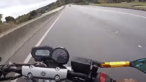VIDEO: Motorradfahrer ohne Schutzkleidung stürzt bei 200 km/h!