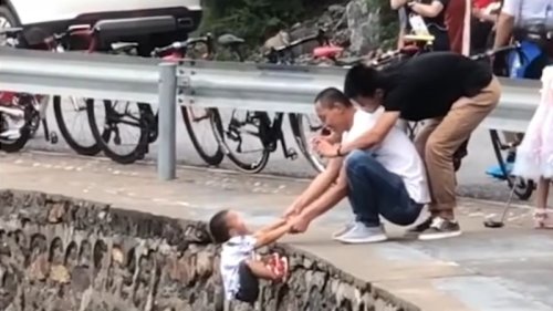 Fürs perfekte Foto: Mann hält Kleinkind über Abgrund