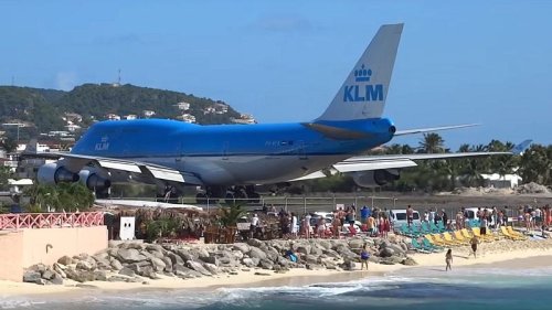 Gefilmt: Triebwerk von Boeing 747 pustet Touristen von Strand!