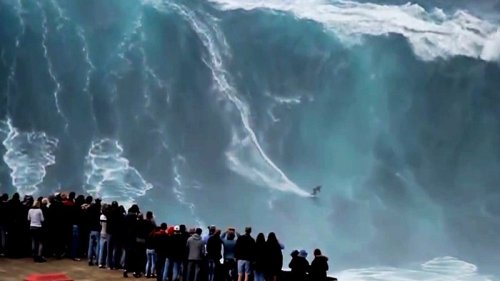 Praia do Norte: Surfer reiten die größten Wellen der Welt