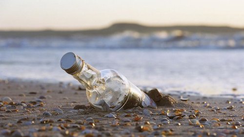 Mysteriöse "Hexenflaschen" an Strand gespült - niemals öffnen!