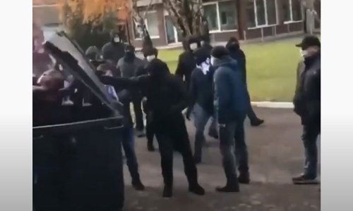 Video: Hooligans schieben Vereins-Boss in Mülltonne durch Straßen