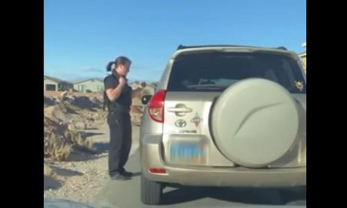 Verkehrskontrolle: Polizist entdeckt seine Frau in einem fremden Auto ...