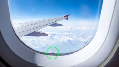 DARUM haben alle Fenster in Flugzeugen dieses kleine Loch