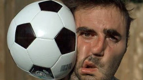 Superzeitlupenvideo: Mann lässt sich Fußball ins Gesicht schießen
