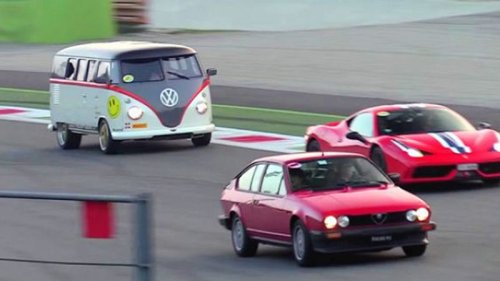 530 PS: VW-Bus zerstört Ferrari F355 in Wettrennen!