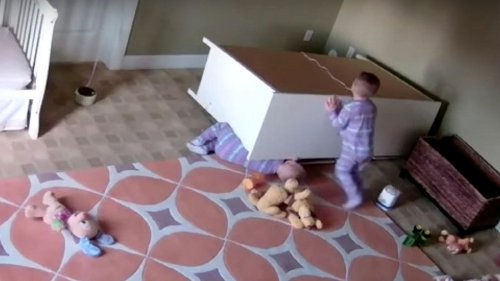 VIDEO: 2-Jähriger rettet eingequetschten Zwillingsbruder