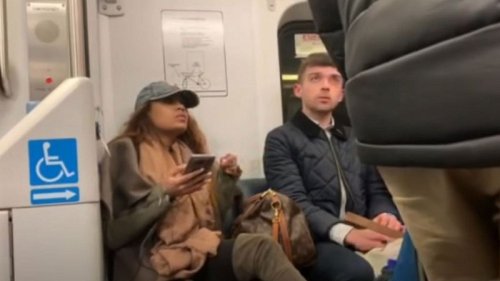 "Halt die Fre***!": Frau blockiert Behindertenplatz in U-Bahn mit Luxus-Handtasche