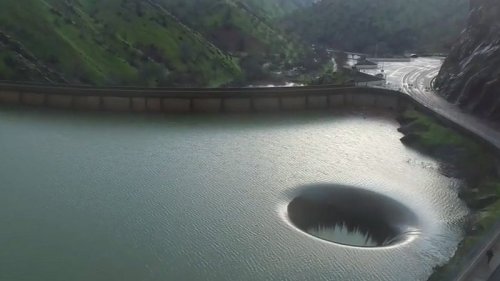 VIDEO: Mann steuert Drohne in gigantisches Loch, macht atemberaubende Bilder