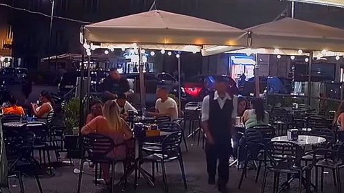 VIDEO: Bewaffneter Straßenräuber überfällt Touristen vor Lokal - dann wird es völlig irre