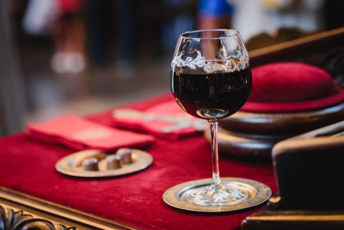 Seul le Pape et ses proches peuvent boire ce vin, "C'est un vin événementiel" : pourquoi il reste interdit au grand public